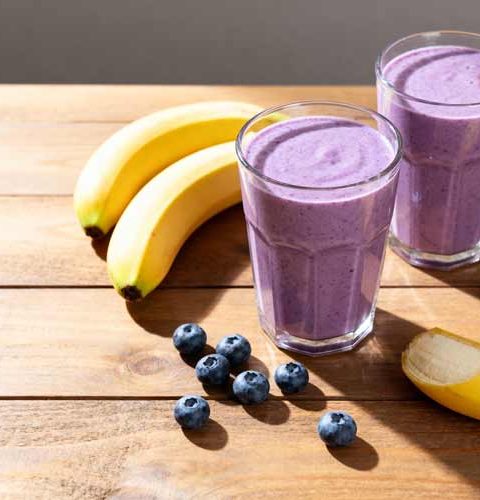 Banaan blauwe bessen smoothie maken