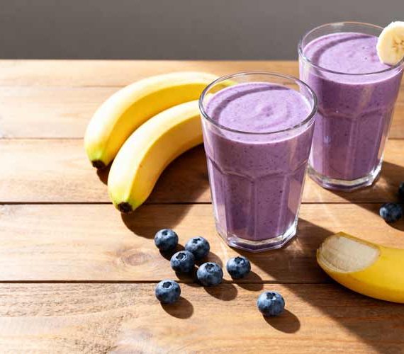 Banaan blauwe bessen smoothie maken