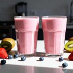 Banaan blauwe bessen smoothie maken