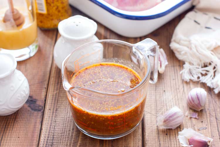 Honing mosterd marinade maken