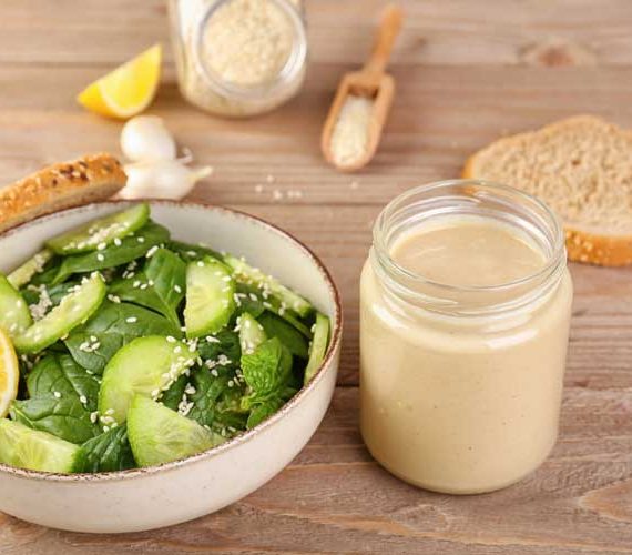 Tahini dressing maken