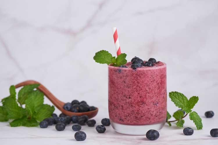 Bosbessen milkshake maken