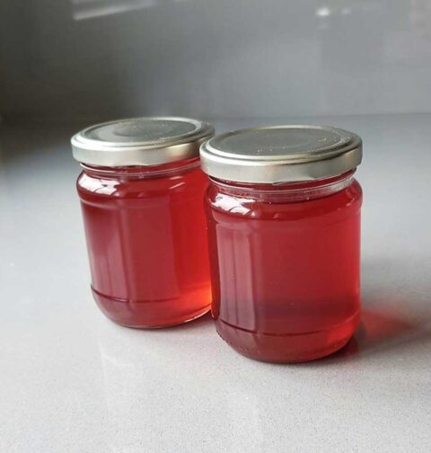 2 jampotten met hele heldere aardbeiengelei.