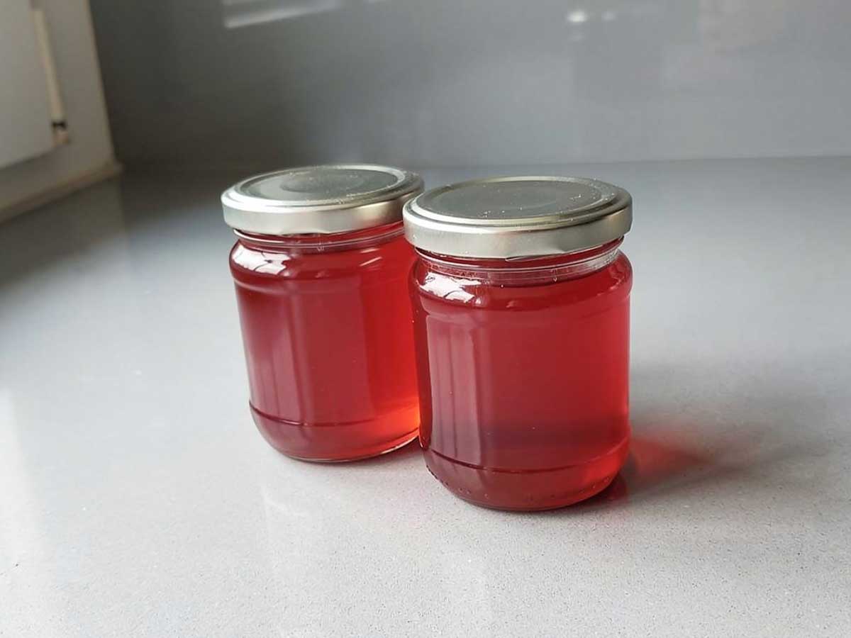 2 jampotten met hele heldere aardbeiengelei.
