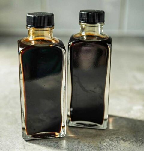 2 flesjes zelfgemaakte balsamicoazijn, wat erg lang goed blijft.