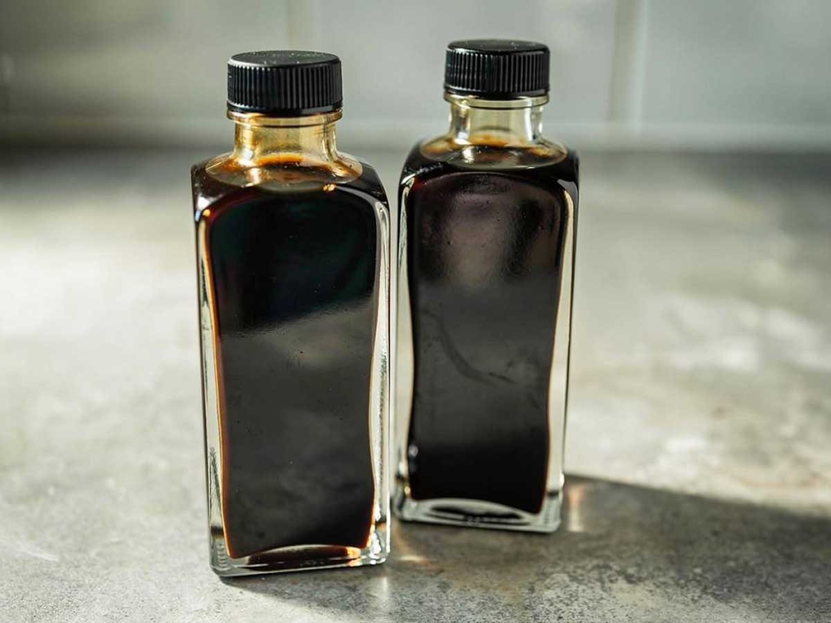 2 flesjes zelfgemaakte balsamicoazijn, wat erg lang goed blijft.