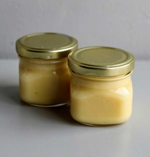 2 kleine jampotten met zelfgemaakte bananenmarmelade met advocaat.