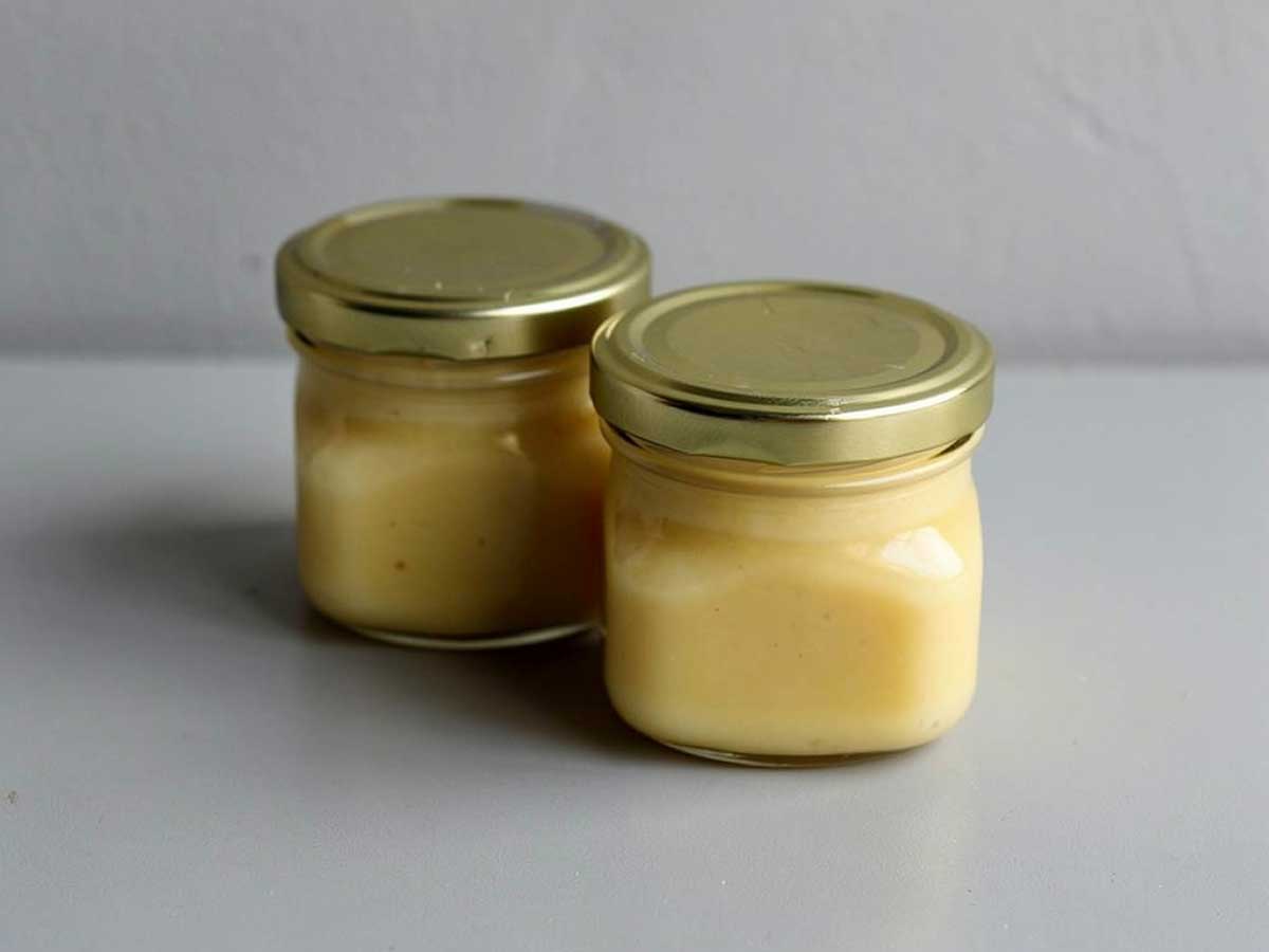 2 kleine jampotten met zelfgemaakte bananenmarmelade met advocaat.