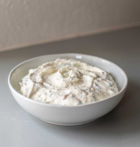 Een schaaltje met zelfgemaakte feta dip.