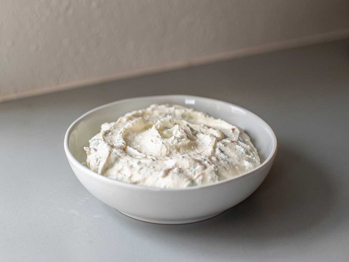 Een schaaltje met zelfgemaakte feta dip.