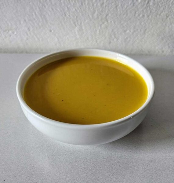 Een schaaltje met net gemaakt honing-mosterdmarinade.