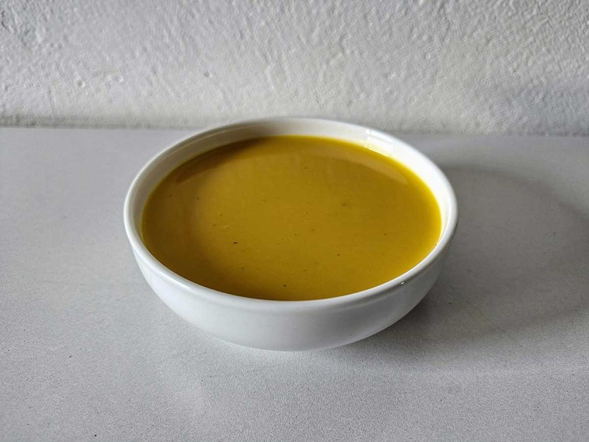 Een schaaltje met net gemaakt honing-mosterdmarinade.