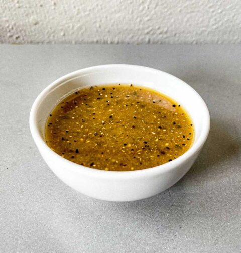 Een schaaltje met vers gemaakte Italiaanse dressing.