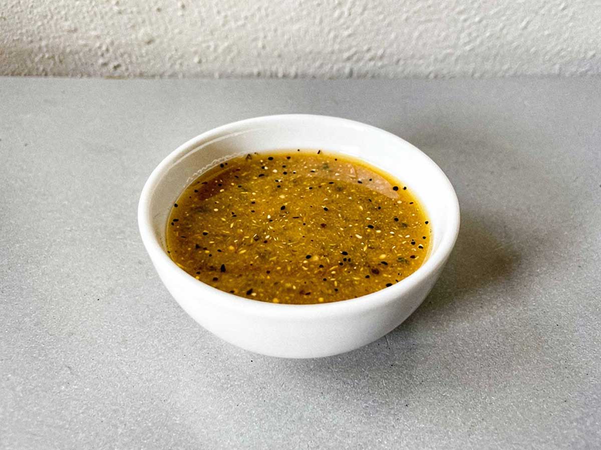 Een schaaltje met vers gemaakte Italiaanse dressing.