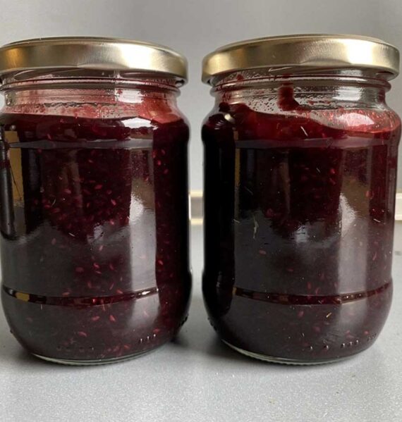 2 jampotten met zelfgemaakte loganbessenjam.
