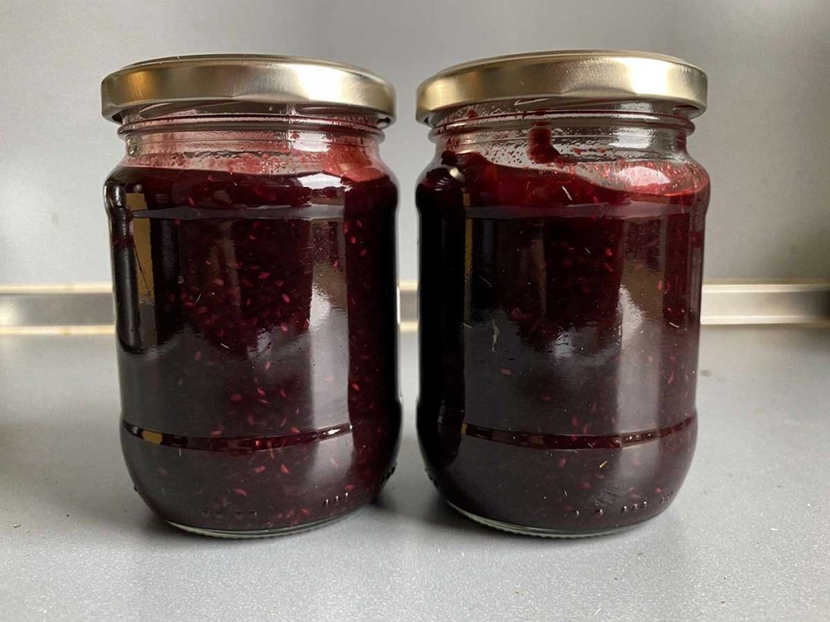 2 jampotten met zelfgemaakte loganbessenjam.