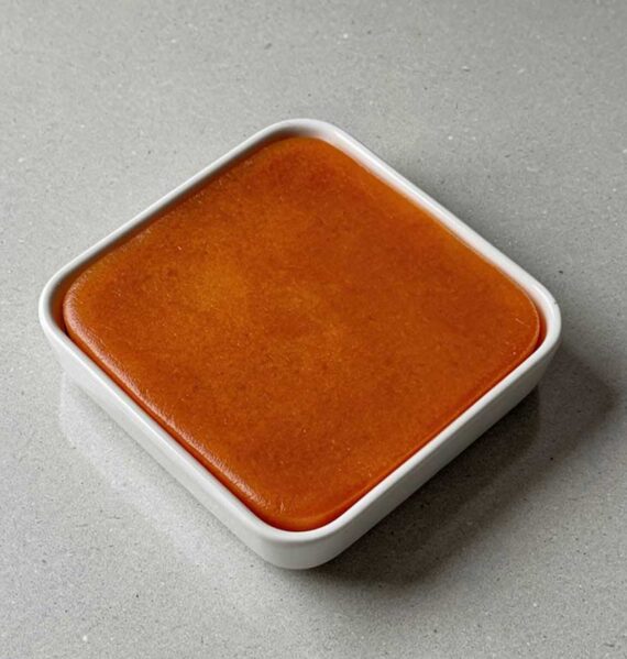Een schaaltje met uitgeharde marmelada, zonder bakpapier erop.