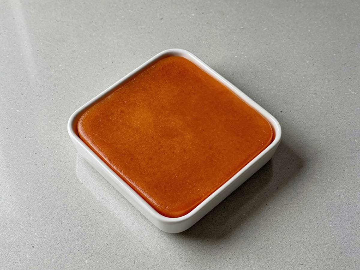 Een schaaltje met uitgeharde marmelada, zonder bakpapier erop.
