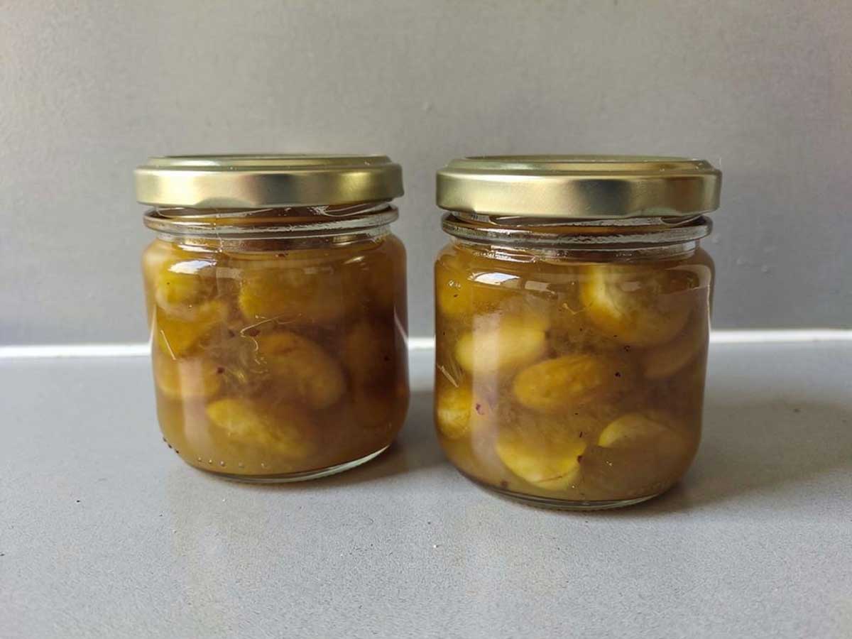 2 jampotten met zelfgemaakte mirabellen-rozemarijnmarmelade me halve mirabellen.