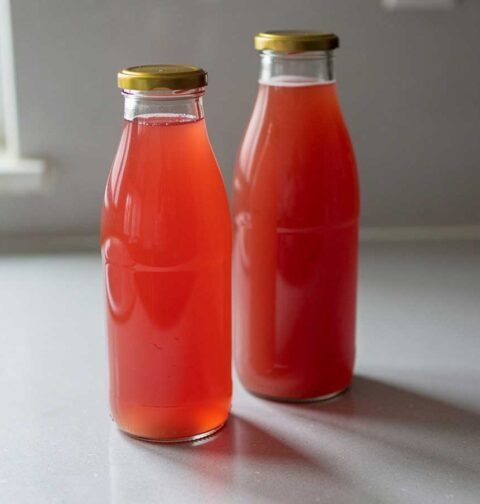 2 flessen mooie rode appel-cranberrysap.