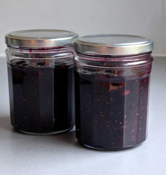 2 jampotten met echte Britse blackberrymarmelade.