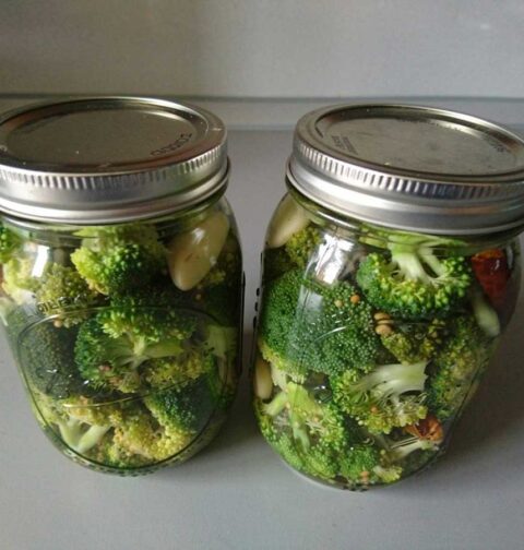 2 inmaakpotten met ingemaakte en geweckte broccoli.