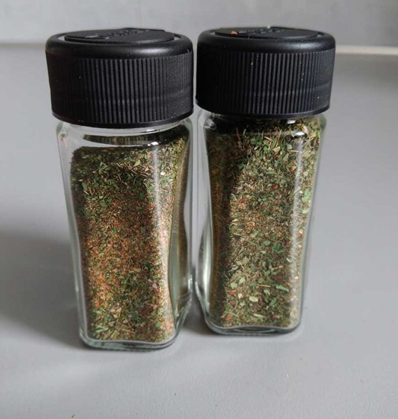 2 kruidenpotjes met zelfgemaakte chimichurri kruidenmix.