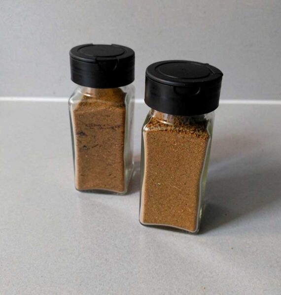 2 kruidenpotjes met zelfgemaakte garam masala kruidenmix.