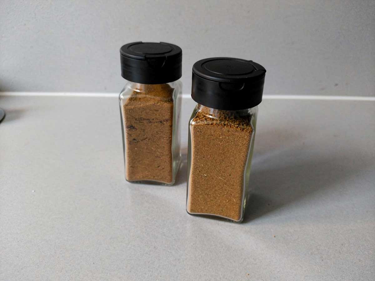 2 kruidenpotjes met zelfgemaakte garam masala kruidenmix.