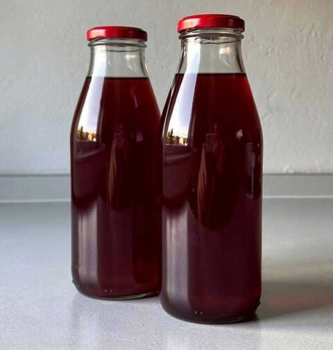 2 flessen zelfgemaakt granaatappelsap.