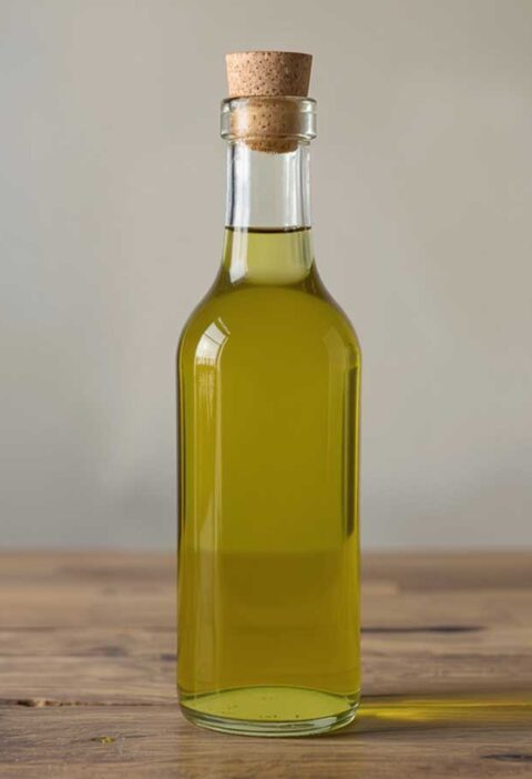Een grote fles vol Jalapeño azijn.
