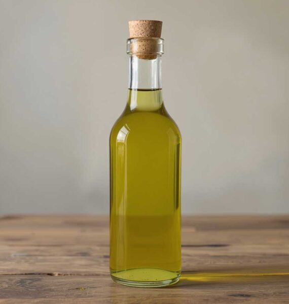 Een grote fles vol Jalapeño azijn.