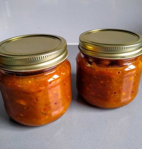 2 jampotten gevuld met zelfgemaakte pompoenchutney.