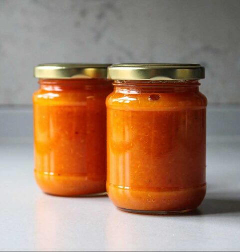 2 jampotten met daarin zelfgemaakte pompoenjam van hokkaido pompoen.