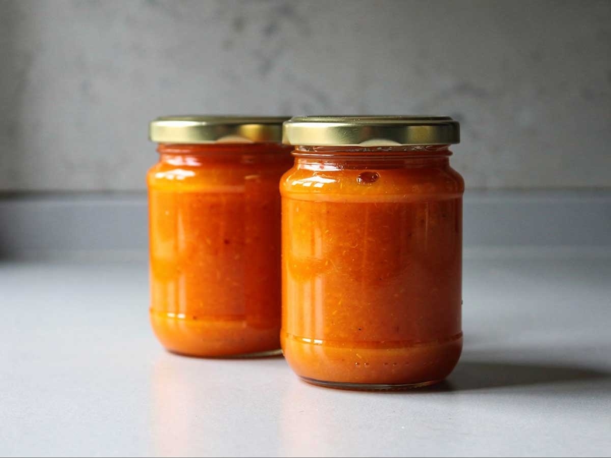 2 jampotten met daarin zelfgemaakte pompoenjam van hokkaido pompoen.