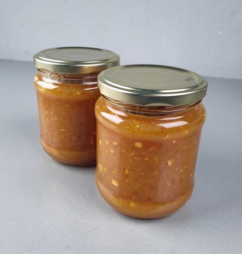 2 jampotten met zelfgemaakte pompoenjam zonder suiker.