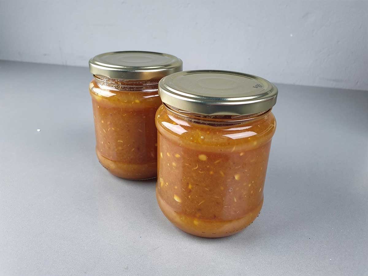 2 jampotten met zelfgemaakte pompoenjam zonder suiker.