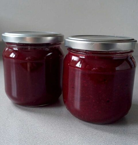 2 grote jampotten met daarin zelfgemaakte rode bietenjam.