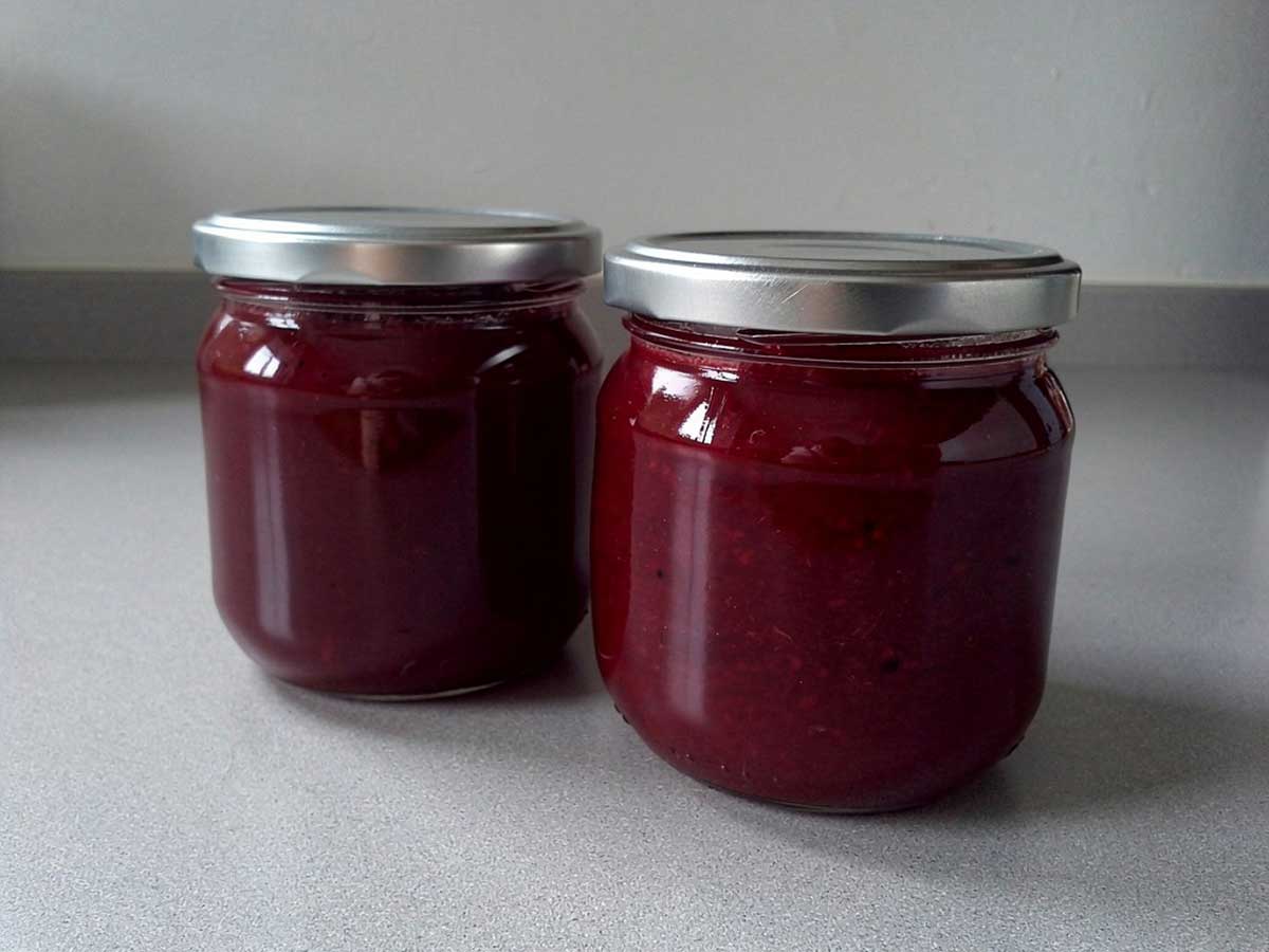 2 grote jampotten met daarin zelfgemaakte rode bietenjam.