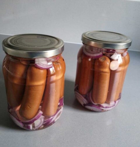 2 inmaakpotten met kleine worstje die zijn ingemaakt.