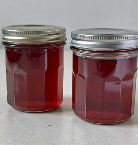 2 grotere jampotten met een friszure aalbessenjam.