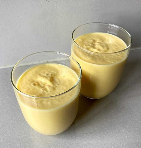 2 glazen met romige ananassmoothie.