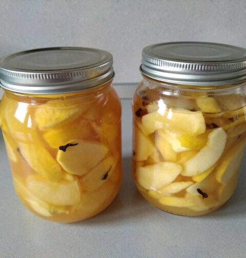 2 inmaakpotten met partjes ingemaakte appel.