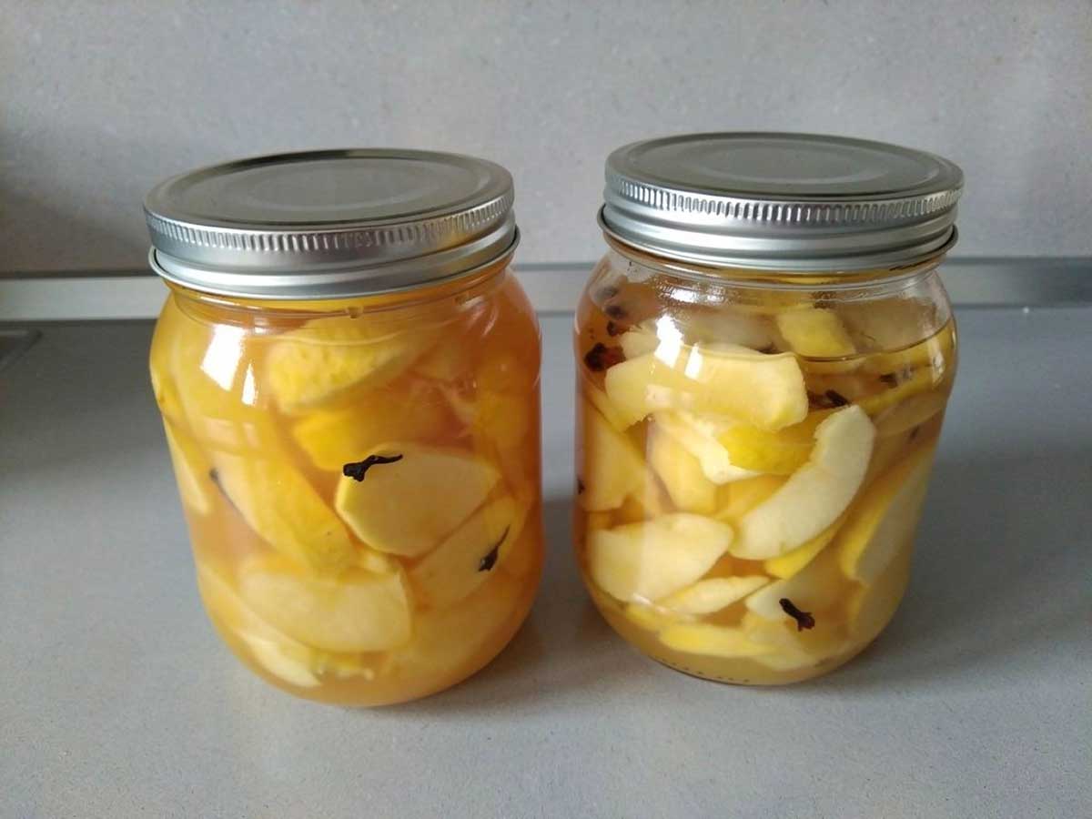 2 inmaakpotten met partjes ingemaakte appel.