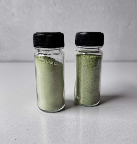 2 kruidenpotjes met selderijpoeder, gemaakt van gedroogde bleekselderij.