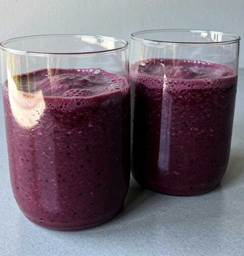 2 glazen met net gemaakte bramensmoothie.