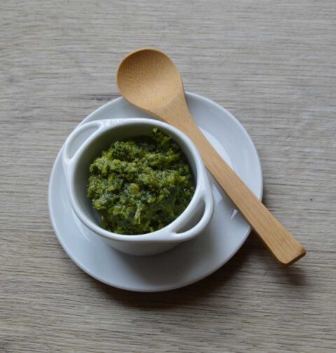 Zelfgemaakte chimichurri in een klein aardenwerken bakje.