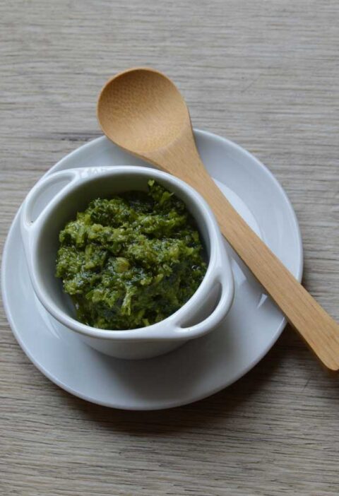 Zelfgemaakte chimichurri in een klein aardenwerken bakje.