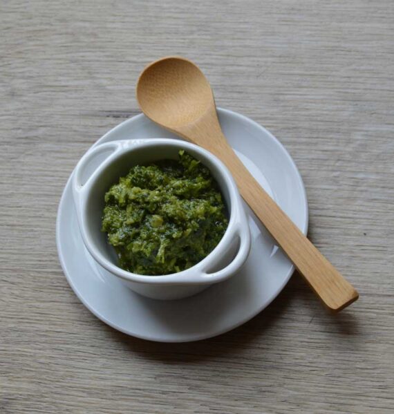 Zelfgemaakte chimichurri in een klein aardenwerken bakje.