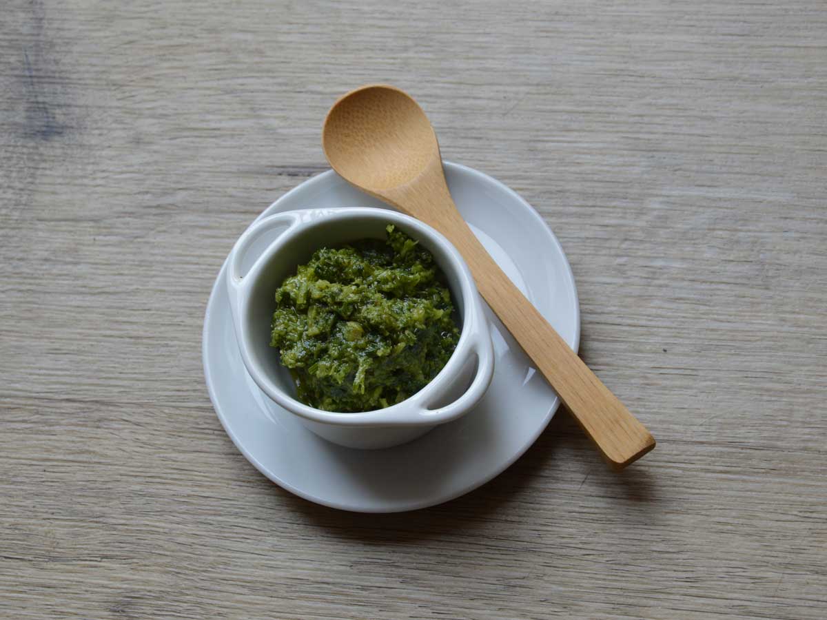 Zelfgemaakte chimichurri in een klein aardenwerken bakje.